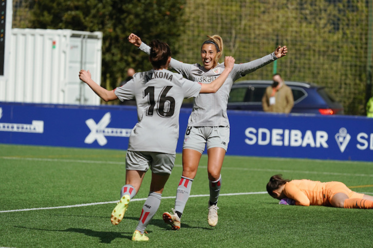 Azkona y Cirauqui celebran el segundo gol de las rojiblancas. (Endika Portillo/Foku)