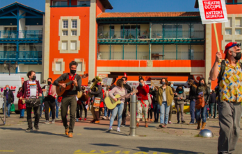 A Hendaye, une centaine de personnes a défilé en musique. © Joacopasmanph.jpg