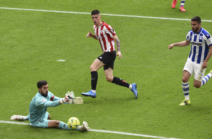 Pacheco salva un remate de Sancet ante la mirada de Tachi, que apunta a titular ante el Huesca. (Marisol RAMIREZ / FOKU)