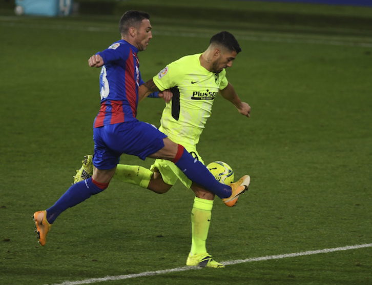 El Atlético ganó en Ipurua con dos goles de Luis Suárez, que mañana no jugará por lesión. (Jon Urbe/Foku)