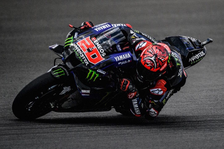 Fabio Quartararo, tumbado sobre su Yamaha YZR M 1 en el circuito de Portimao (Patricia DE MELO MOREIRA / AFP PHOTO)