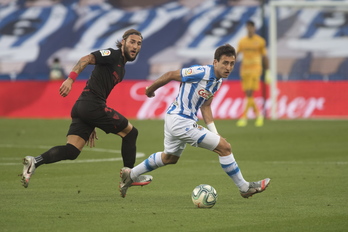 Mikel Oyarzabal y Gudelj, en el último partido que Real y Sevilla empataron en Anoeta el año pasado. (Juan Carlos RUIZ/FOKU)