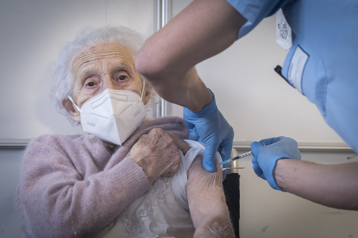 Una trabajadora sanitaria administra una vacuna en Zarautz. (Gorka RUBIO I FOKU)