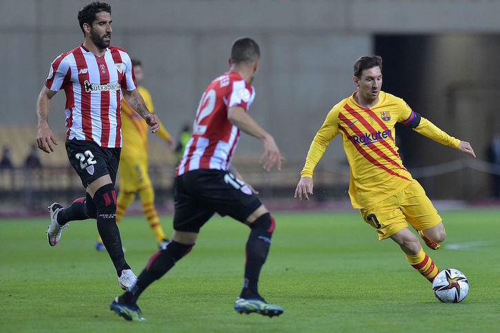 Messi serpentea entre Raúl García y Alex Berenguer. (Cristina QUICLER | AFP)