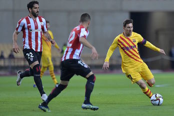 Messi serpentea entre Raúl García y Alex Berenguer. (Cristina QUICLER | AFP)