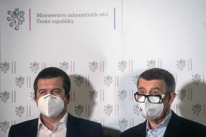 Andrej Babis y Jan Hamacek. (Michal CIZEK/AFP)