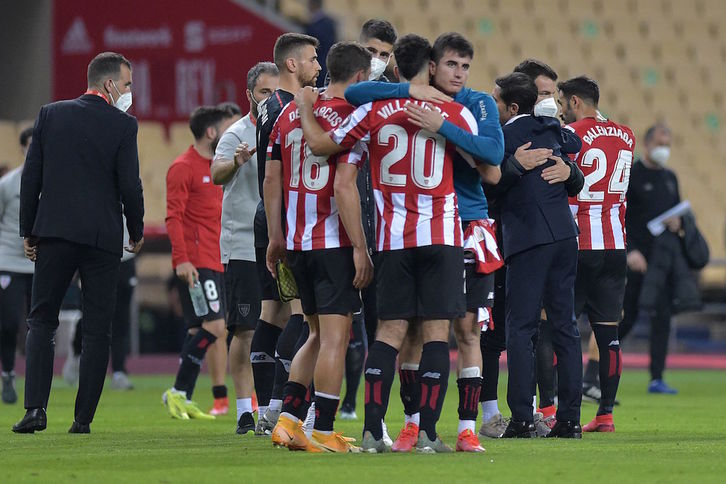 Tristeza entre jugadores del Athletic y cuerpo técnico al acabar el partido. (Cristina QUICLER / AFP)