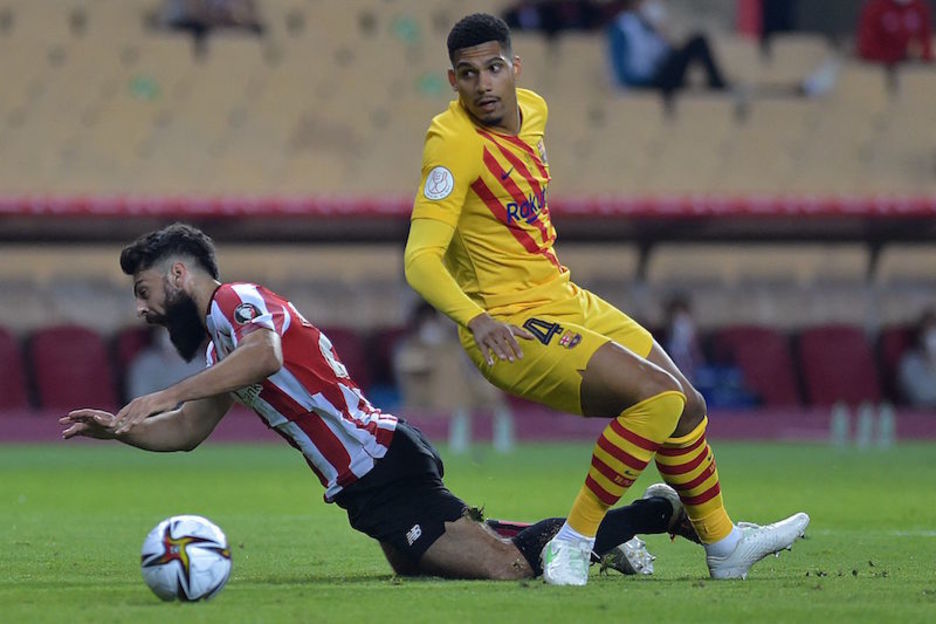 Villalibre ahalegindu da bukaeran, penalti hau eskatuz. (Cristina QUICLER | AFP) Villalibre ahalegindu da bukaeran, penalti hau eskatuz. (Cristina QUICLER | AFP)