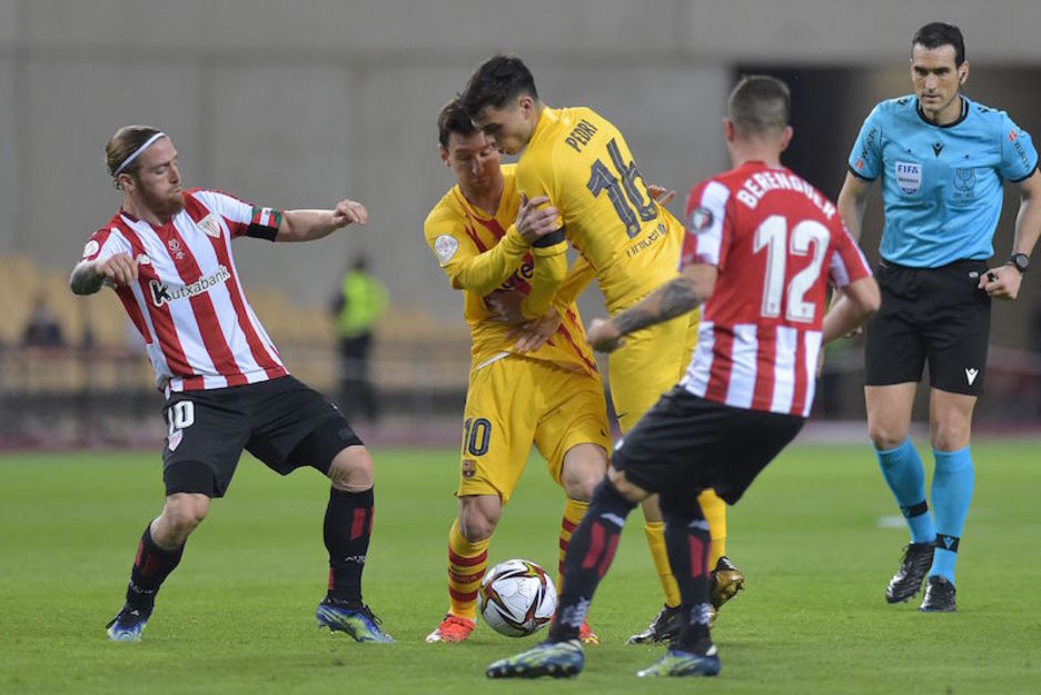 Muniain eta Berenguer aldageletara bidali ditu Marcelinok, defentsa lanean sendotasun handiagoaren bilera, baina alferrik. (Cristina QUICLER | AFP) Muniain eta Berenguer aldageletara bidali ditu Marcelinok, defentsa lanean sendotasun handiagoaren bilera, baina alferrik. (Cristina QUICLER | AFP)