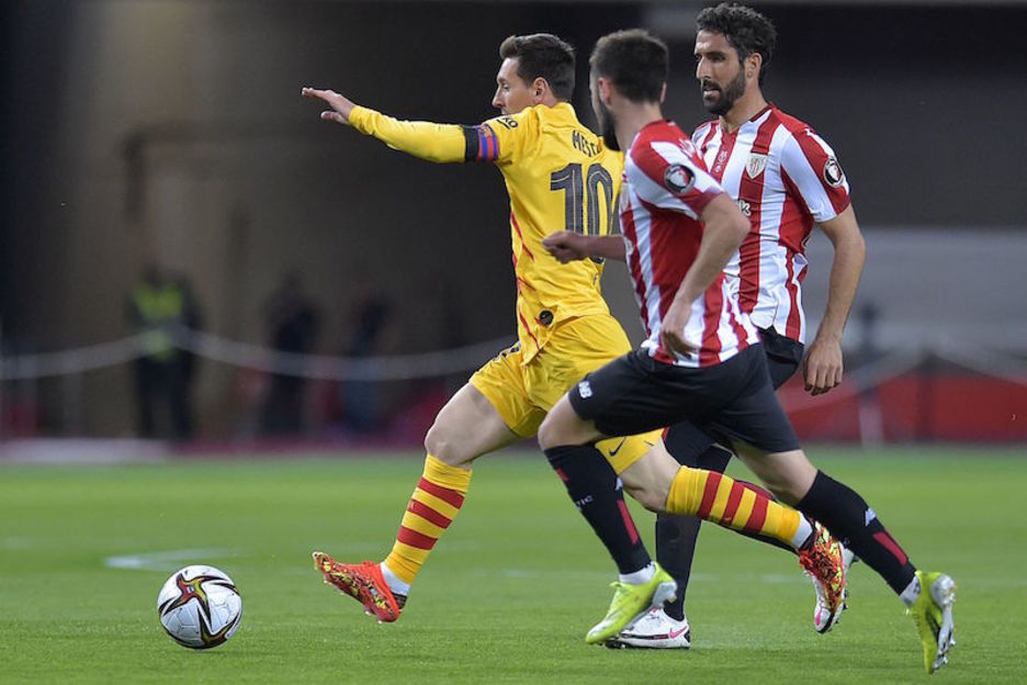 Messi, Unai eta Raul Garciaren artean dantzan. (Cristina QUICLER | AFP) Messi, Unai eta Raul Garciaren artean dantzan. (Cristina QUICLER | AFP)