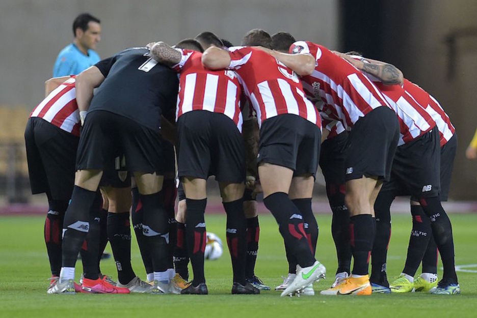 Jokalariak, bat eginda norgehiagokari ekiteko orduan. (Cristina QUICLER | AFP) Jokalariak, bat eginda norgehiagokari ekiteko orduan. (Cristina QUICLER | AFP)