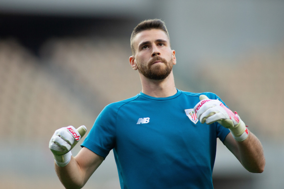 Unai Simon, zurigorrien onena, berotze ariketetan. (Europa Press) Unai Simon, zurigorrien onena, berotze ariketetan. (Europa Press)