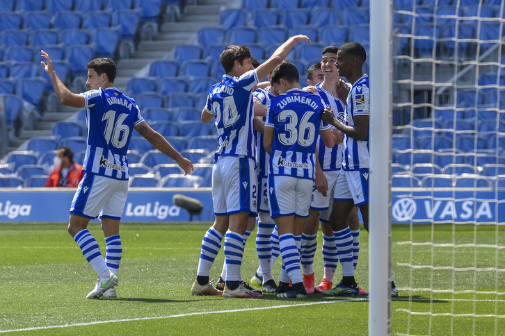 Los jugadores realistas celebran el 1-0 marcado por Carlos Fernández en el minuto 5. (Gorka RUBIO/FOKU)
