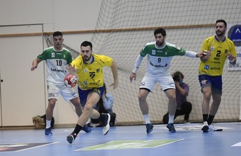 Jon Azkue, máximo realizador ante Balonmano Cantabria Sinfín, con ocho goles. (Gorka RUBIO / FOKU)