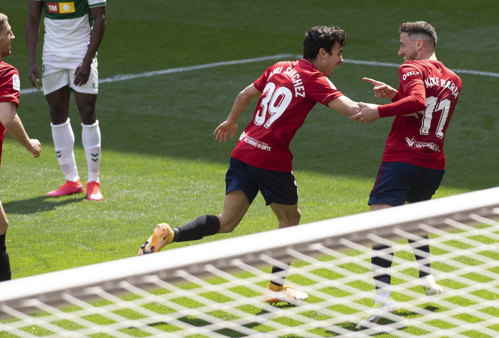 Manu Sánchez y Kike Barja celebran el gol que ha supuesto el 1-0. (Jagoba MANTEROLA / FOKU)