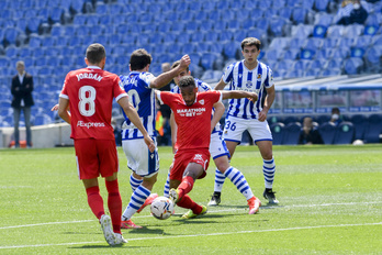 Imanol, al fondo, ha lamentado que su equipo no ha estado a la altura del Sevilla en agresividad en el primer tiempo. (Gorka RUBIO/FOKU)