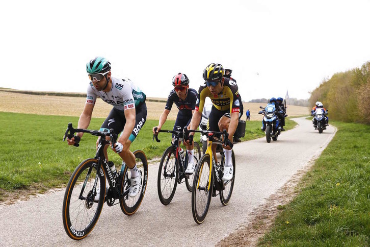 Schachmann, Van Aert y Pidcock se han escapado en la última subida al Cauberg y se han disputado la victoria. (Vincent JANNINK/AFP)