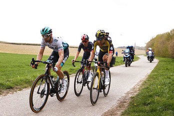 Schachmann, Van Aert y Pidcock se han escapado en la última subida al Cauberg y se han disputado la victoria. (Vincent JANNINK/AFP)