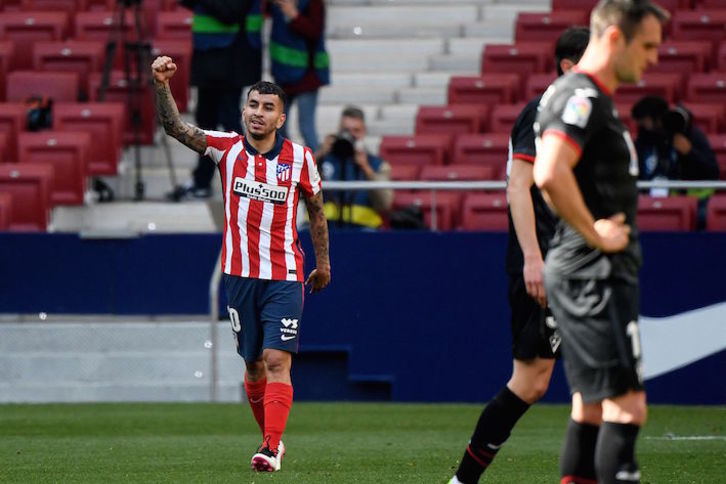Correa, que ha roto el partido justo antes del descanso, celebra su primer gol. (Óscar del Pozo/AFP)