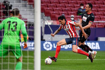 Savic se adelanta a Kike en el área colchonera. (Óscar del Pozo/AFP)
