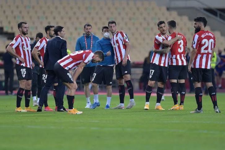 Jugadores del Athletic tras la final. (Cristina QUICLER/AFP)