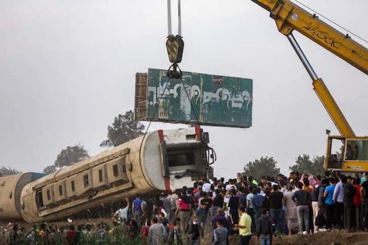 Estado en el que ha quedado el tren. (Ayman AREF / AFP)