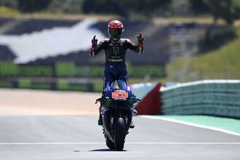 Quartaro atraviesa la línea de meta en el GP de Portugal. (Patricia DE MELO MOREIRA / AFP)