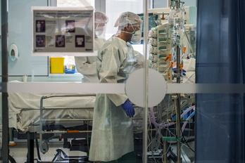 Un trabajador sanitario en la UCI del Hospital de Gurutzeta.     (Marisol RAMÍREZ I FOKU)