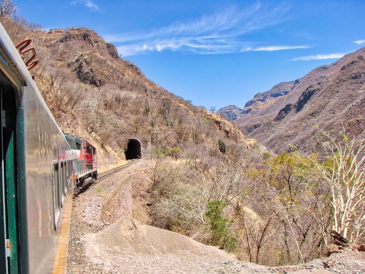 Barrancas del Cobreko trenak egunero egiten du barnealdeko Chihuahuaren eta Pazifiko ondoko Los Mochis hiriaren arteko distantzia.