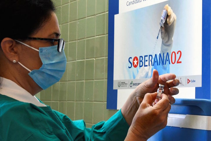 Una enfermera cubana, con una dosis de la vacuna Soberana 02. ( JOAQUIN HERNANDEZ / AFP)
