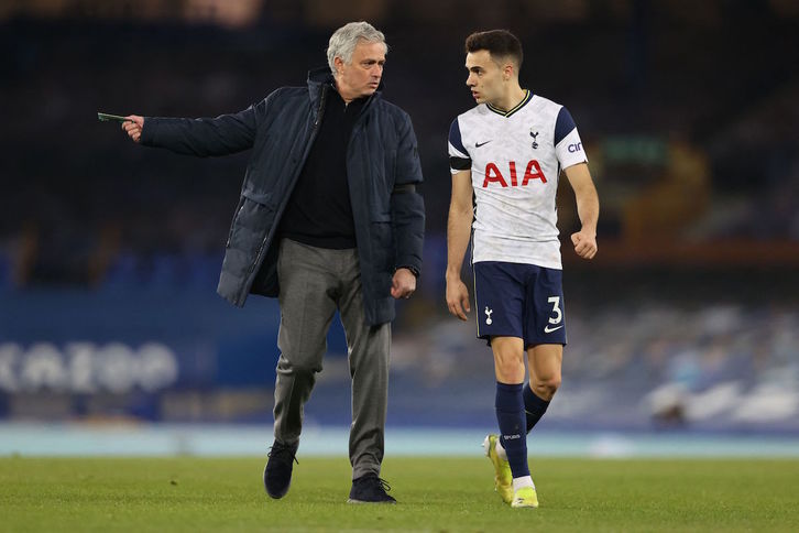 Mourinho conversa con Reguilon durante el reciente partido contra el Everton. (CLIVE BRUNSKILL / AFP)