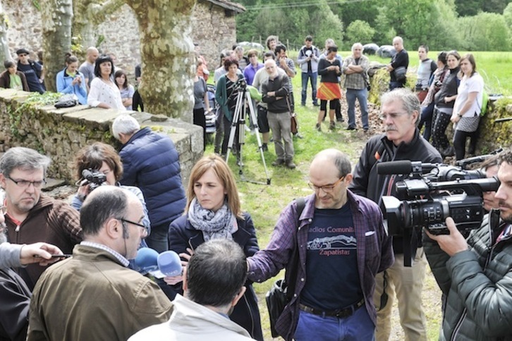 El entonces vicelehendakari Manu Ayerdi atiende a los medios en una visita a Aroztegia en 2016. Frente a él, vecinos contrarios al proyecto. (Idoia ZABALETA/FOKU)