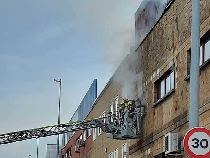 Bomberos trabajando en el pabellón de Barakaldo incendiado. (PNV Barakaldo)