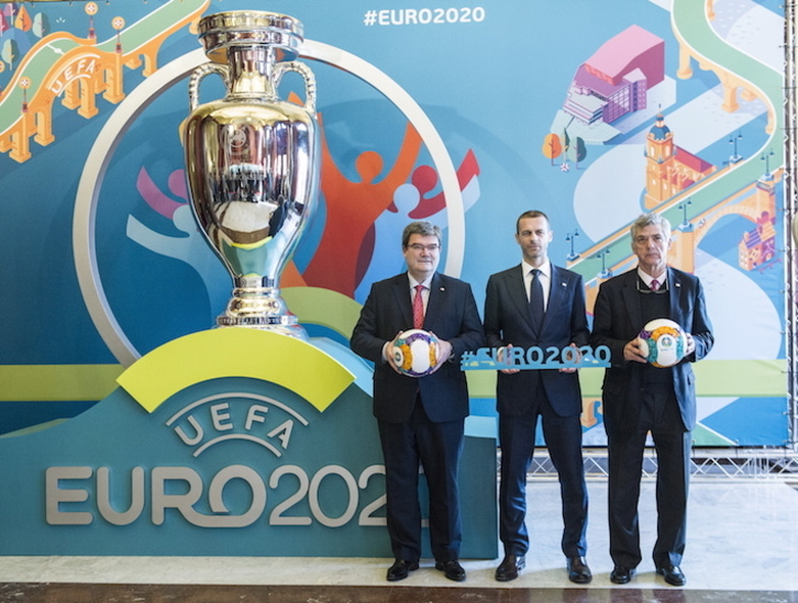 El alcalde de Bilbo, Aburto, el presidente de la UEFA, Ceferin, y el expresidente de la Federación española Villar, en la presentación de la sede. (Marisol RAMÍREZ/FOKU)