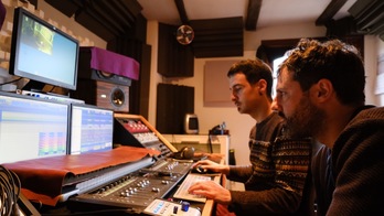 ‘Gernika bizirik’ abestia grabatu dute.