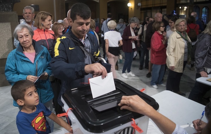 Colas para votar en el referéndum que se celebró en Catalunya el 1 de octubre de 2017. (Jagoba MANTEROLA | FOKU)