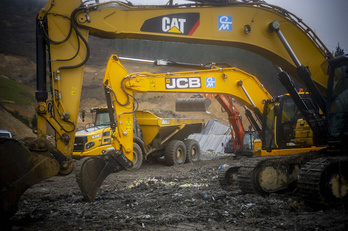 Trabajos en el vertedero de Zaldibar. (Jaizki FONTANEDA-FOKU)