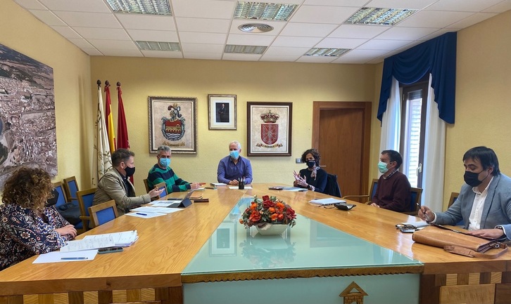 Reunión de la consejera y otros responsables gubernamentales con los alcaldes en Caparroso. (NAFARROAKO GOBERNUA)