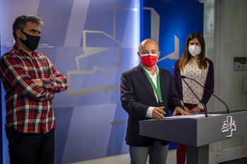 El abogado de GuraSOS, Joseba Belaustegi, junto a los parlamentarios de EH Bildu Mikel Otero y Elkarrekin Podemos-IU Miren Gorrotxategi. (Jaizki FONTANEDA/FOKU)