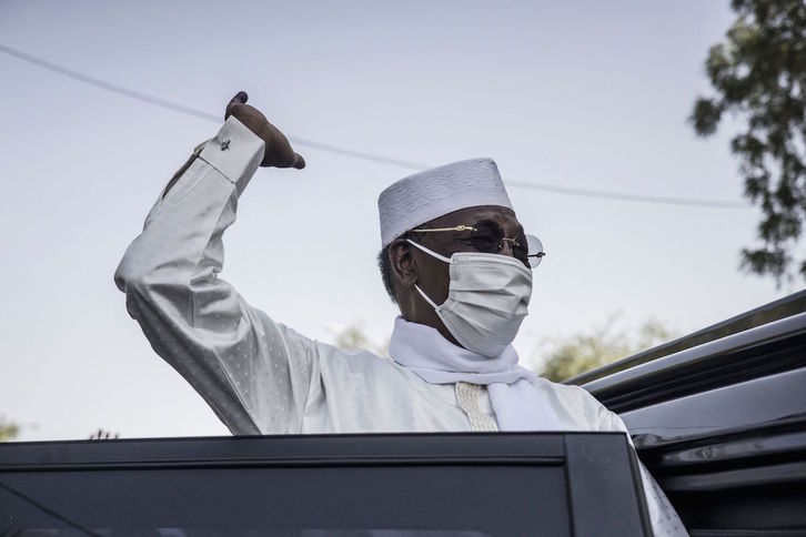 Idriss Déby saluda tras su victoria electoral del pasado 11 de abril. (MARCO LONGARI / AFP)