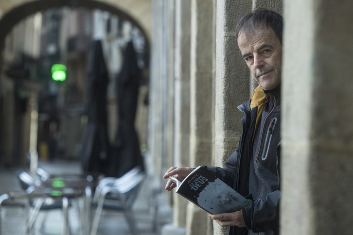 Jon Arretxe, Touréren sagako 'Ez erran deus' liburuarekin. (Jon URBE/FOKU)