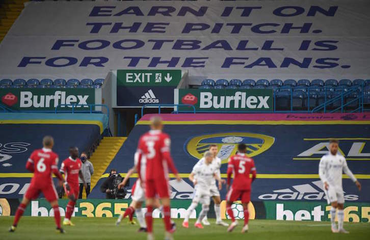 Pancarta contra la Superliga colocada por el Leeds en su campo en el partido del lunes contra el Liverpool. (Paul ELLIS/AFP)