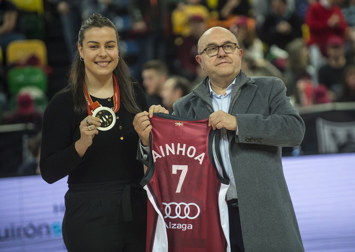 Ainhoa Hernández recibió un homenaje por su medalla de plata en el Mundial de Japón. (Marisol RAMIREZ/FOKU)