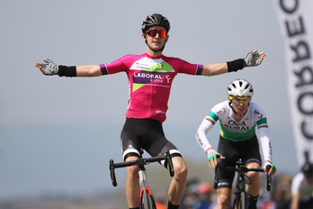 Unai Iribar celebra su primera victoria de la temporada el domingo en Durana por delante de Julen Arriolabengoa. (Oskar MATXIN/FOKU)