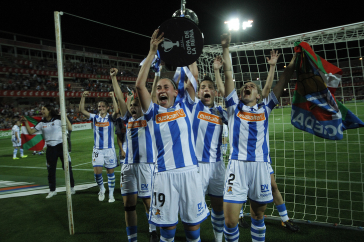 Para repetir esta imagen, la Real tendrá que empezar por derrotar al mismo rival que aquella noche, el Atlético. (A.L. JUÁREZ/AGENCIA LOF)