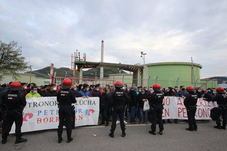 Concentración de trabajadores de Petronor, vigilados por la Ertzaintza, durante el segundo paro parcial contra el ERTE. (Oskar MATXIN EDESA/FOKU)