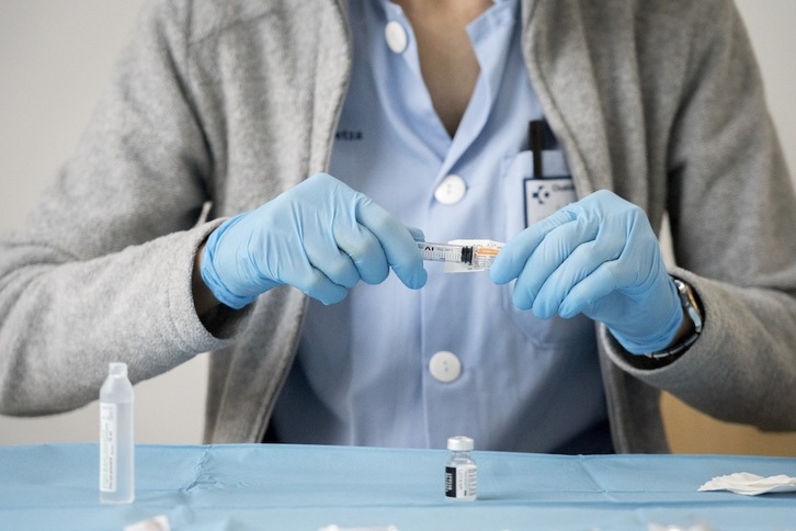 Preparando una dosis de la vacuna de Pifzer para ser inyectada. (Gorka RUBIO | FOKU)