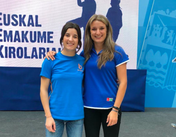 Mirene Moreno (ezkerrean) eta Arantza Moreno (eskuinean), Euskal emakume kirolarien ekitaldi batean. 