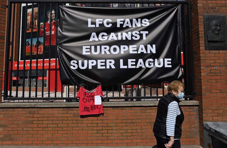 Pancarta en Anfield Road contra la Superliga. (Paul ELLIS / AFP) 