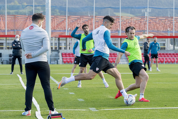 Julen Bernaola en un entrenamiento con el primer equipo en Lezama. (@AthleticClub)